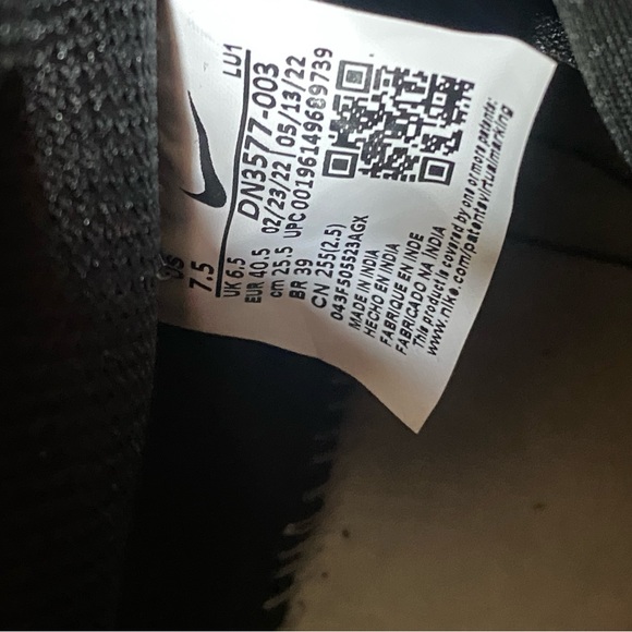 Sneaker - Picture 1 of 3